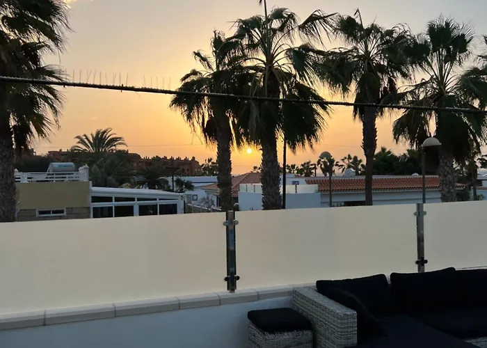 Luxurious 5* - 300m2 - Private Heated Pool - Garage - Wifi فيلة