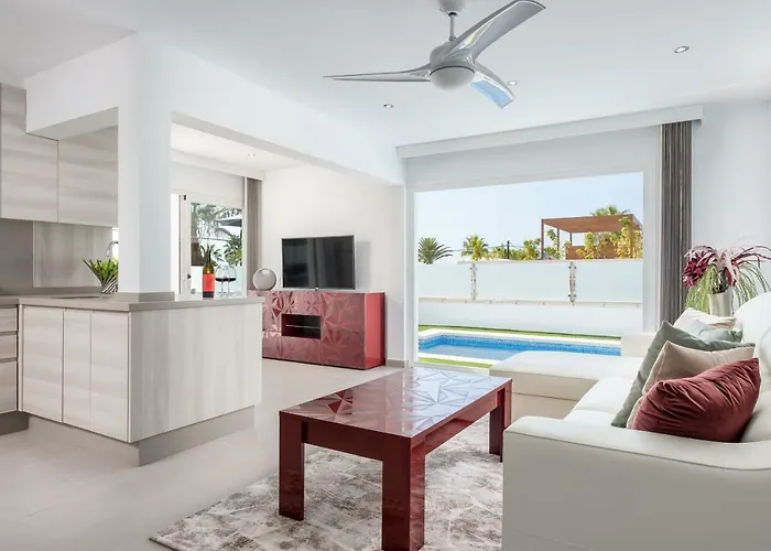 Luxurious 5* - 300m2 - Private Heated Pool - Garage - Wifi 别墅