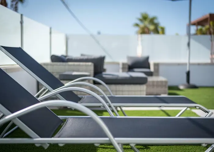 Luxurious 5* - 300m2 - Private Heated Pool - Garage - Wifi فيلة *