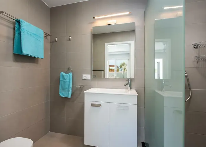 Luxurious 5* - 300m2 - Private Heated Pool - Garage - Wifi فيلة بالم مار