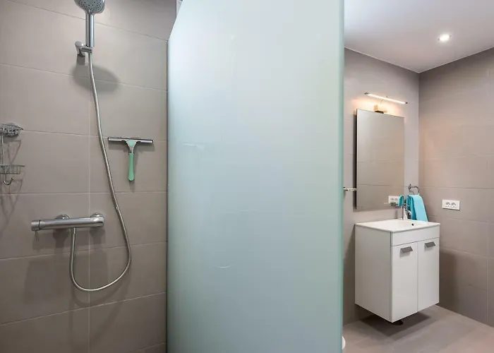 Luxurious 5* - 300m2 - Private Heated Pool - Garage - Wifi فيلة بالم مار