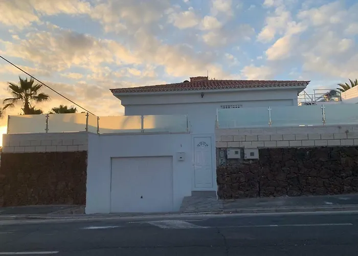 Luxurious 5* - 300m2 - Private Heated Pool - Garage - Wifi *