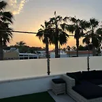 Luxurious 5* - 300m2 - Private Heated Pool - Garage - Wifi فيلة