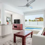 Luxurious 5* - 300m2 - Private Heated Pool - Garage - Wifi فيلة