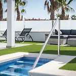 Luxurious 5* - 300m2 - Private Heated Pool - Garage - Wifi فيلة بالم مار
