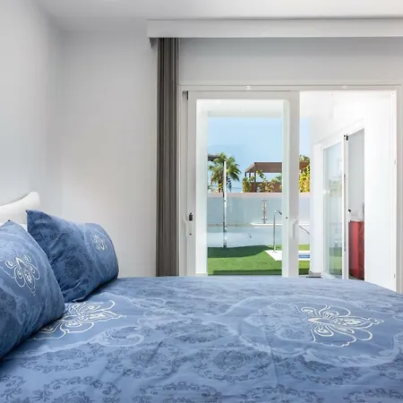 Вилла Luxurious 5* - 300m2 - Private Heated Pool - Garage - Wifi