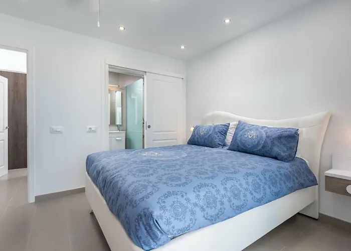 Luxurious 5* - 300m2 - Private Heated Pool - Garage - Wifi *