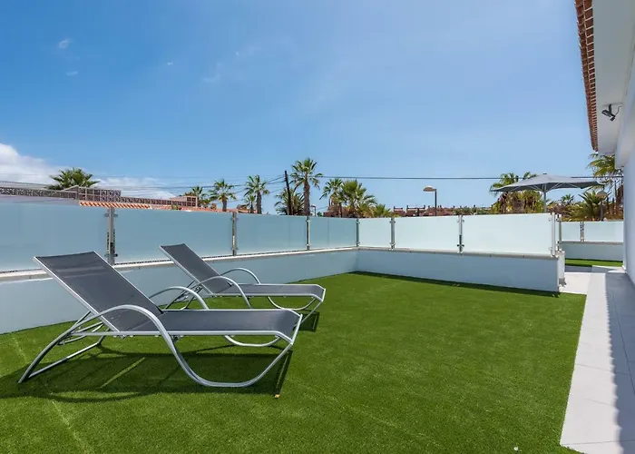 Luxurious 5* - 300m2 - Private Heated Pool - Garage - Wifi Вилла