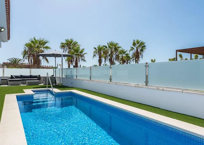 Luxurious 5* - 300m2 - Private Heated Pool - Garage - Wifi