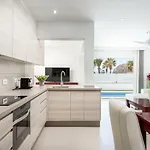 Luxurious 5* - 300m2 - Private Heated Pool - Garage - Wifi פאלם-מאר