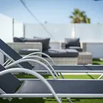 Luxurious 5* - 300m2 - Private Heated Pool - Garage - Wifi וילה *