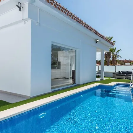 Βίλα Luxurious 5* - 300m2 - Private Heated Pool - Garage - Wifi