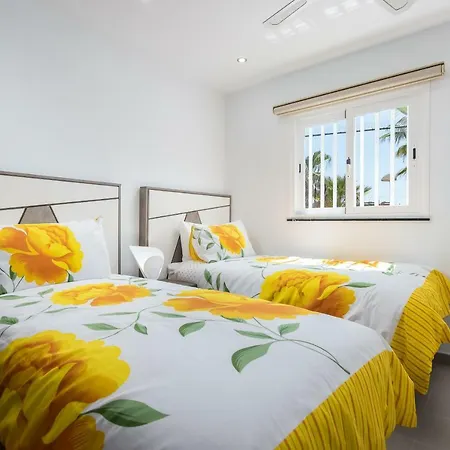 Luxurious 5* - 300m2 - Private Heated Pool - Garage - Wifi Βίλα *