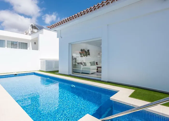 Luxurious 5* - 300m2 - Private Heated Pool - Garage - Wifi *